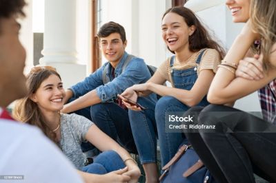 Giovani ragazzi adolescenti