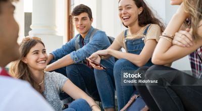 Giovani ragazzi adolescenti