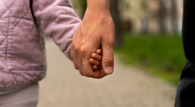 Adulto e bambino per mano